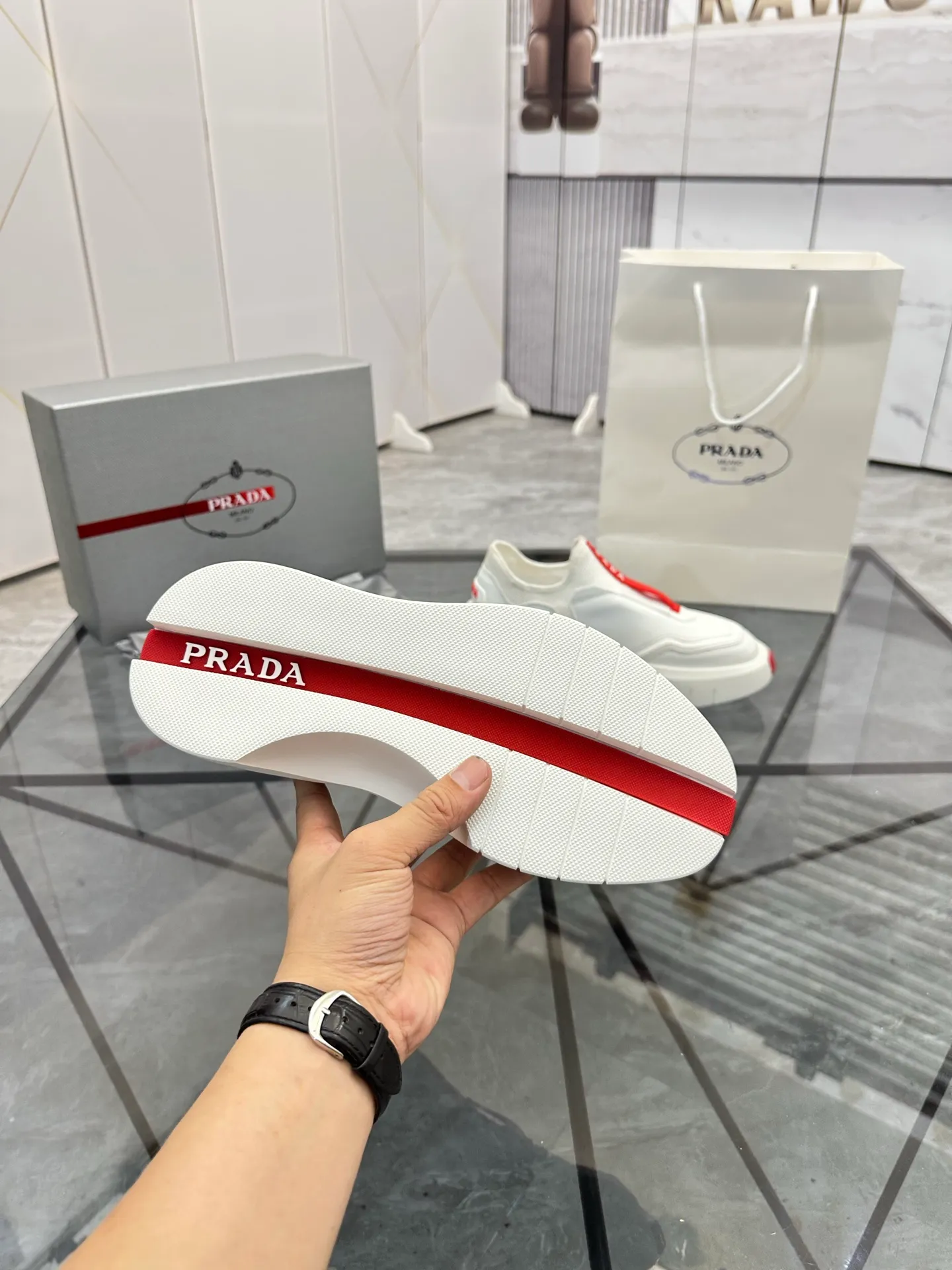 Men's shoes: 💰P500¥ High-end, complete package Product trademark: Prada *"Prada*" low-top casual shoes Regular size: 38-44 (can be customized to 45.46) Couple style Product materials: Upper imported cowhide stitched with original fabric, breathable lining, original outsole. Number: 846